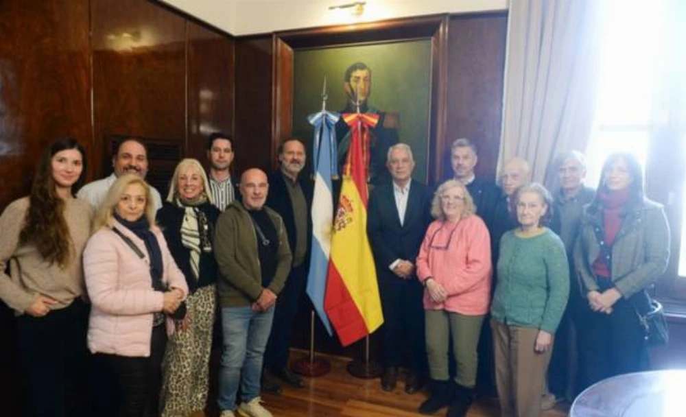 Alak y la comunidad española anunciaron la reconstrucción de la Plaza España