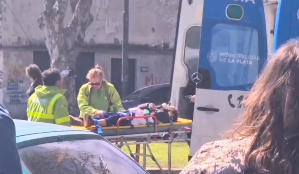 Al borde de la tragedia en La Plata: violento choque con chicos heridos