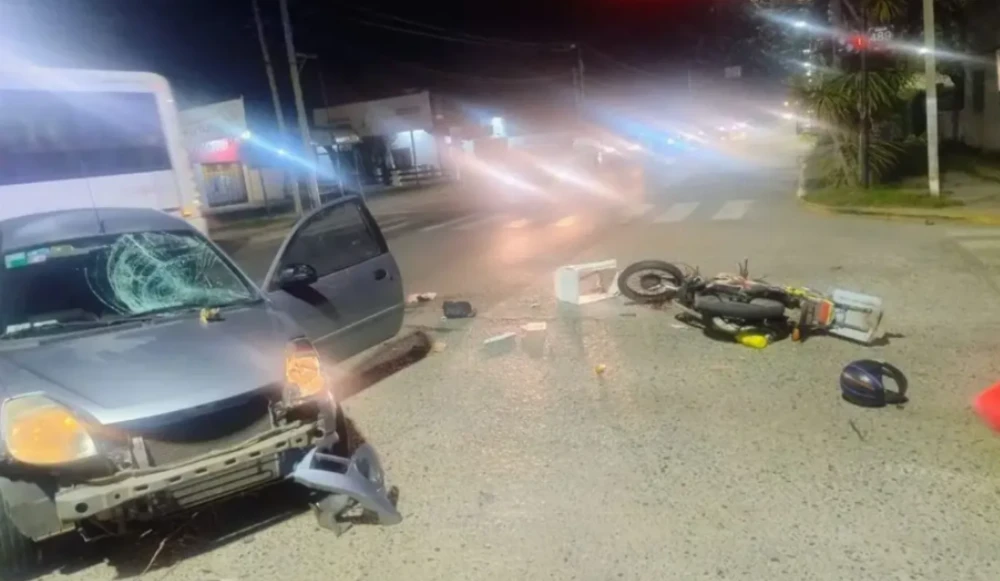 Fuerte accidente de tránsito: chocó a toda velocidad contra un auto en Camino General Belgrano