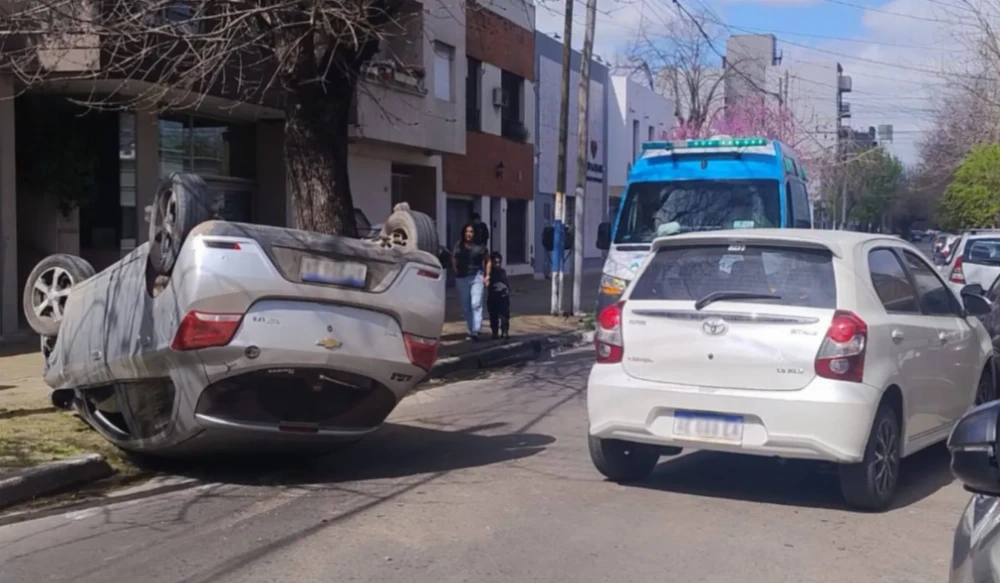 Increíble choque múltiple y vuelco en La Plata terminó con una mujer herida