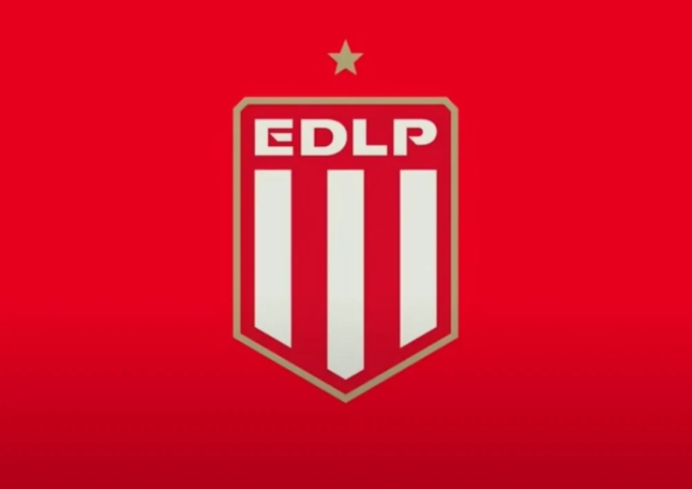 Hinchas de Estudiantes juntan firmas para dar de baja el nuevo escudo y banderín del club