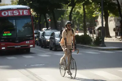 La Plata bici friendly: piden que el Municipio instale bicicleteros en parques, plazas y oficinas públicas