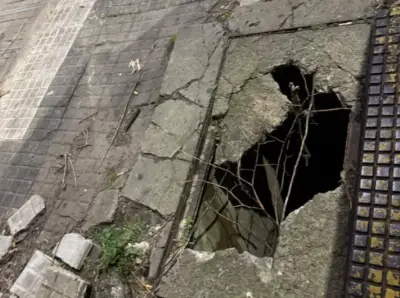 Preocupación de 7 entre 39 y 40 por un pozo de un metro en plena vereda