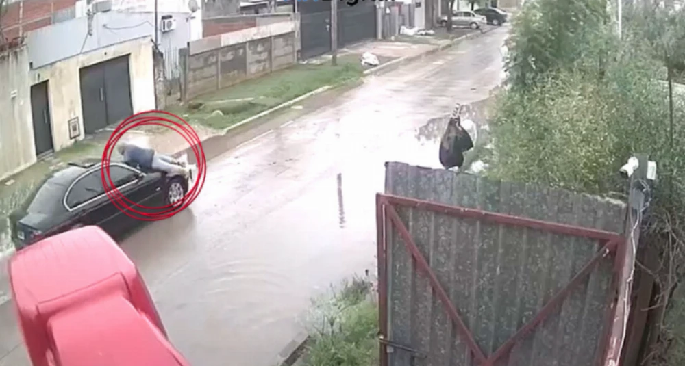 Discutieron por un choque en Berisso y uno arrastró al otro en el capot