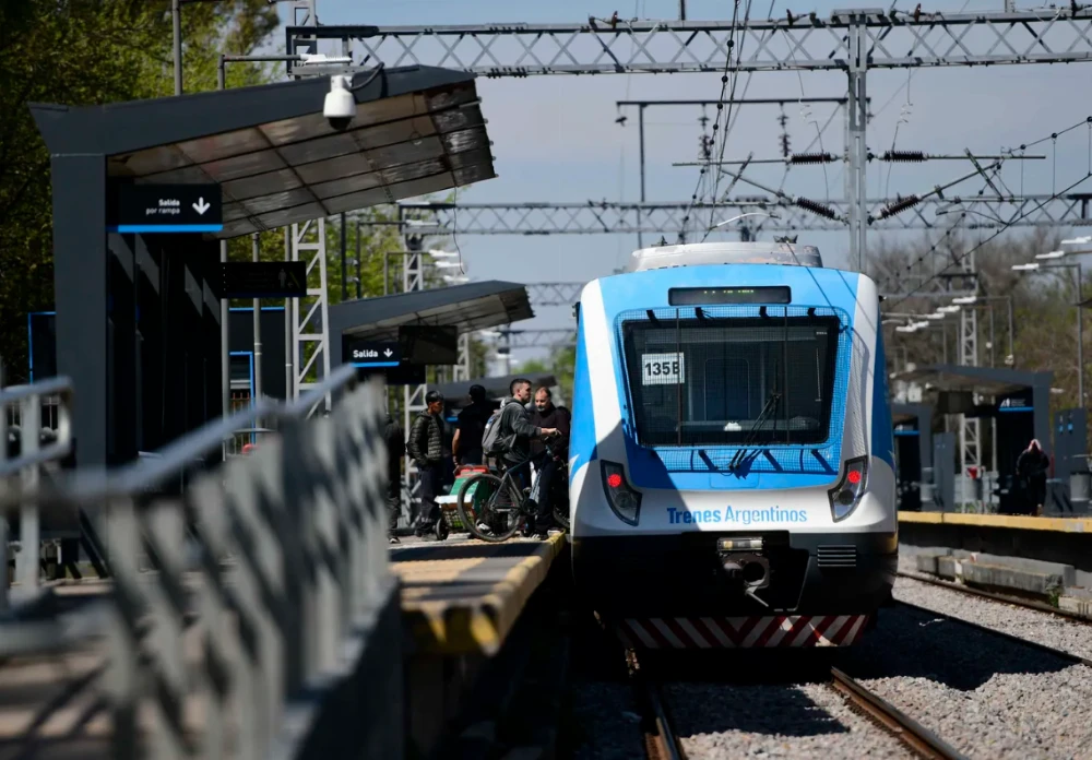 Una formación del Tren Roca embistió a una persona y hay servicio limitado