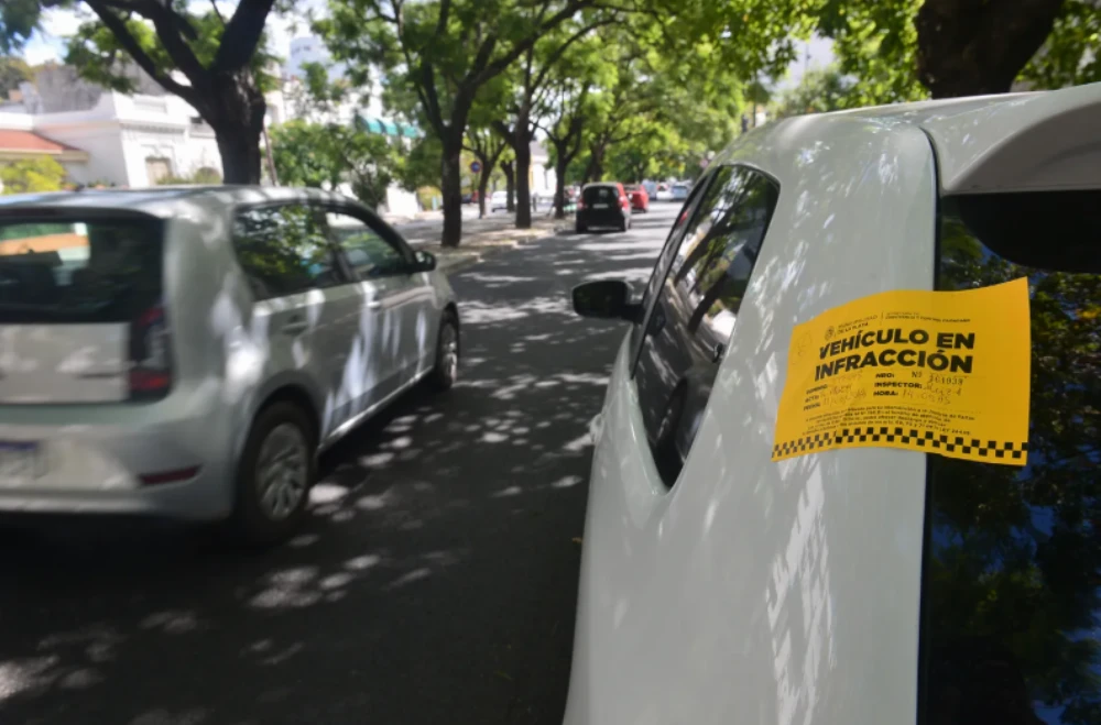 La oposición en La Plata pide informes a Julio Alak por la compra de tres autos 