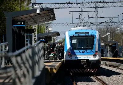 Una formación del Tren Roca embistió a una persona y hay servicio limitado