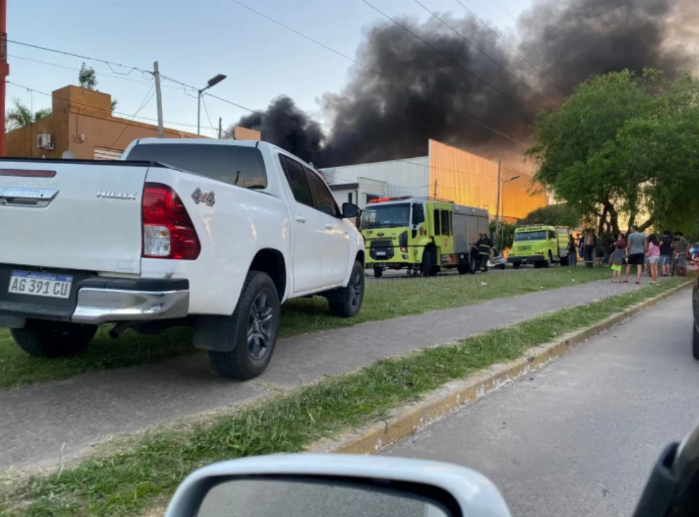 Un voraz incendio en un corralón de La Plata desató una enorme columna de humo negro
