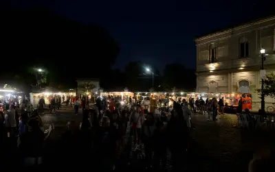 La Noche de las Ferias vuelve a Meridiano V con una variedad stands de artesanos y artistas locales