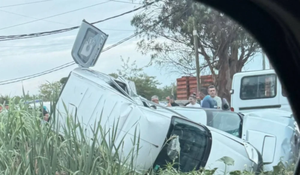 Un violento choque terminó con una camioneta volcada sobre otro vehículo