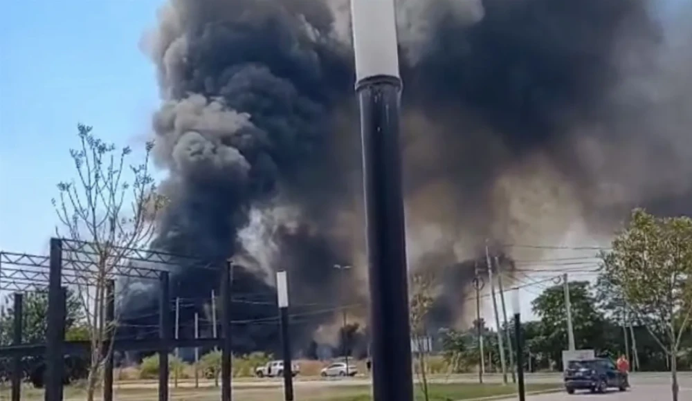 Prendieron fuego basura acumulada en una cantera de La Plata y las enormes columnas de humo generaron alarma