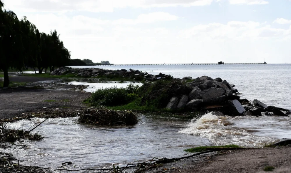 Encontraron a un hombre muerto en la costa del Río de la Plata con tres disparos e investigan qué le pasó
