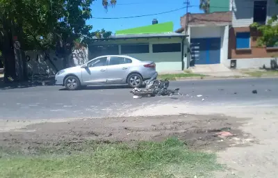 Tragedia vial en Berisso: un motociclista murió en un triple choque con un camión de gaseosas y un auto