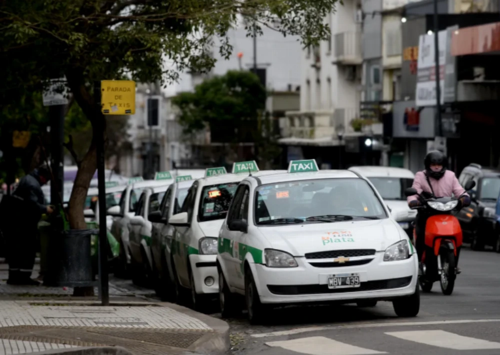 Suben las tarifas de taxis en La Plata: ¿a cuánto se van la bajada de bandera y la ficha?