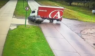 Un camión de reparto chocó contra un auto en Ensenada y una familia terminó hospitalizada