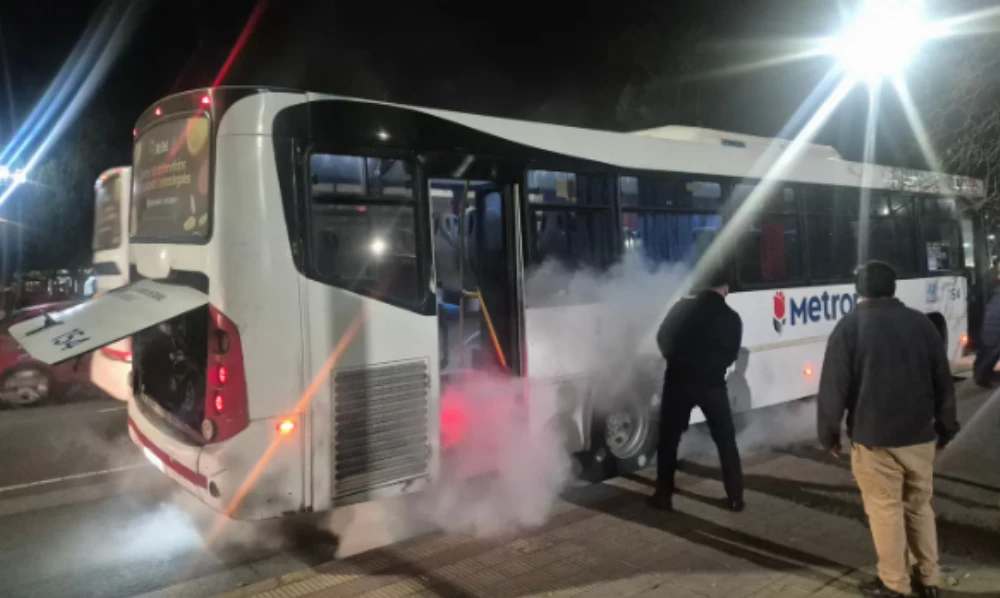 Venían a La Plata, se les quedó el micro en Alpargatas y se subieron a otro que se incendió en Villa Elisa