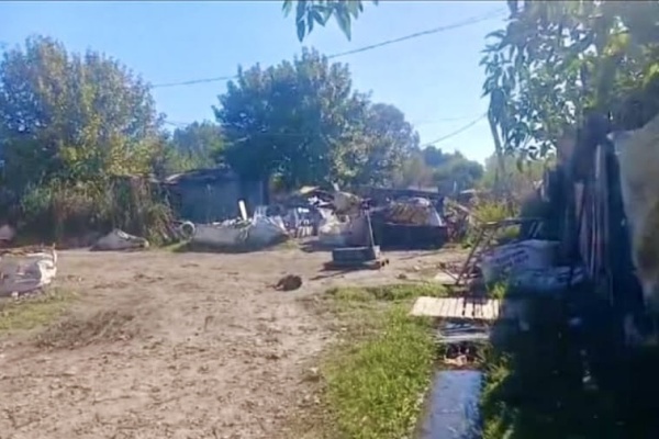 Vecinos del barrio El Retiro en La Plata denuncian un basural, quema de cables y presencia de ratas: “Estamos cansados”