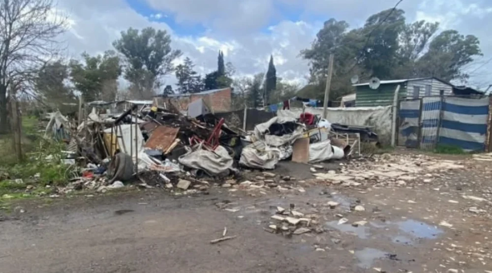 Vecinos del barrio El Retiro en La Plata denuncian un basural, quema de cables y presencia de ratas: “Estamos cansados”