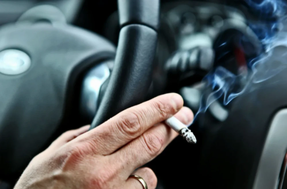 Buscan sancionar a quienes fumen al volante con multas de tránsito de hasta $227.100
