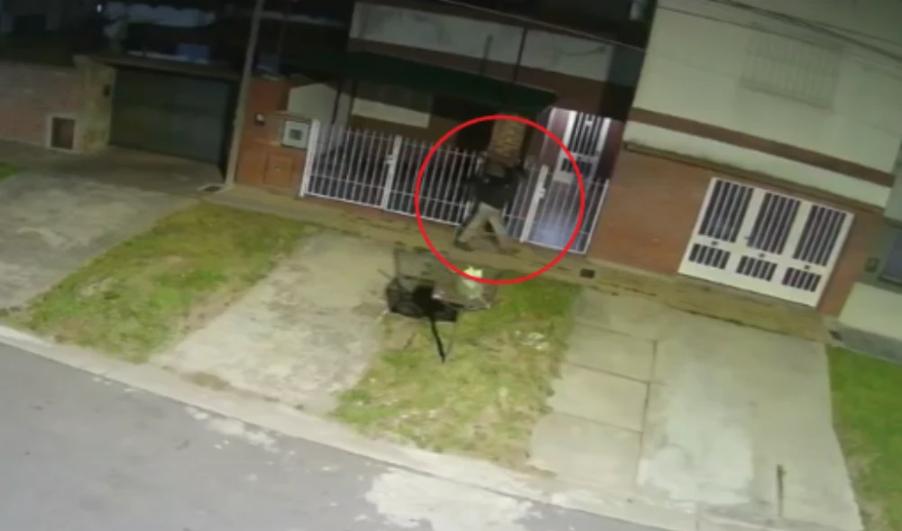Robó en una casa y salió con el mueble al hombro