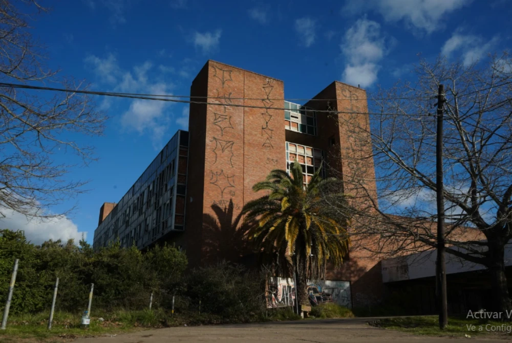 Profesionales de Gonnet denuncian cobros y un lavadero de autos en el ex Centro Oncológico de Excelencia