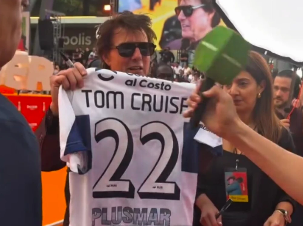 Tom Cruise recibió la camiseta de Gimnasia en México y sorprendió con su reacción en español