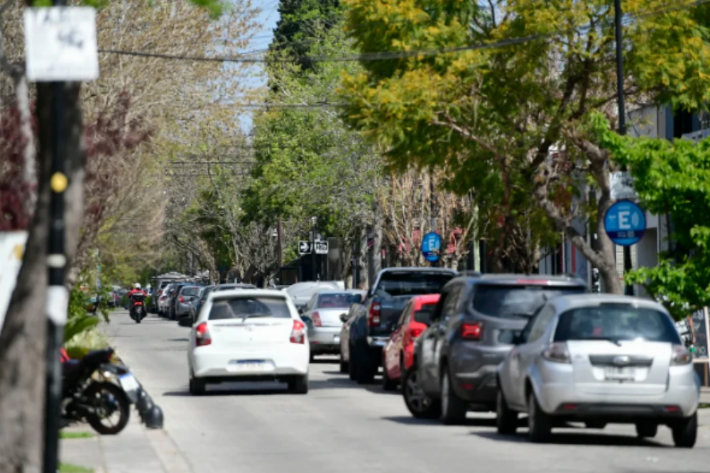 Buscan prohibir el estacionamiento en dos calles clave de City Bell para aliviar el tránsito