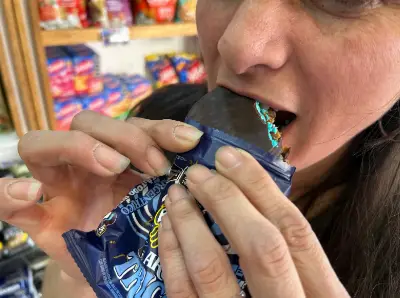 Un kiosco de La Plata lanzó su propio álbum de alfajores con una súper oferta para empezar a llenarlo