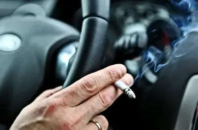 Buscan sancionar a quienes fumen al volante con multas de tránsito de hasta $227.100
