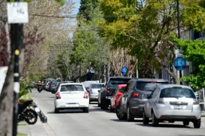 Buscan prohibir el estacionamiento en dos calles clave de City Bell para aliviar el tránsito