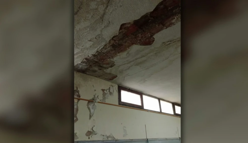 Se cayó parte del techo de una escuela de La Plata e hirió a la directora