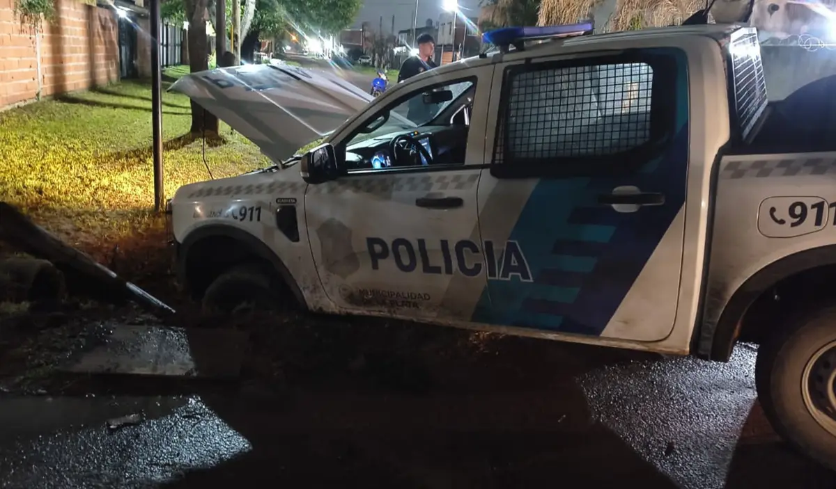 Una persecución terminó con un patrullero en una zanja y un motociclista prófugo