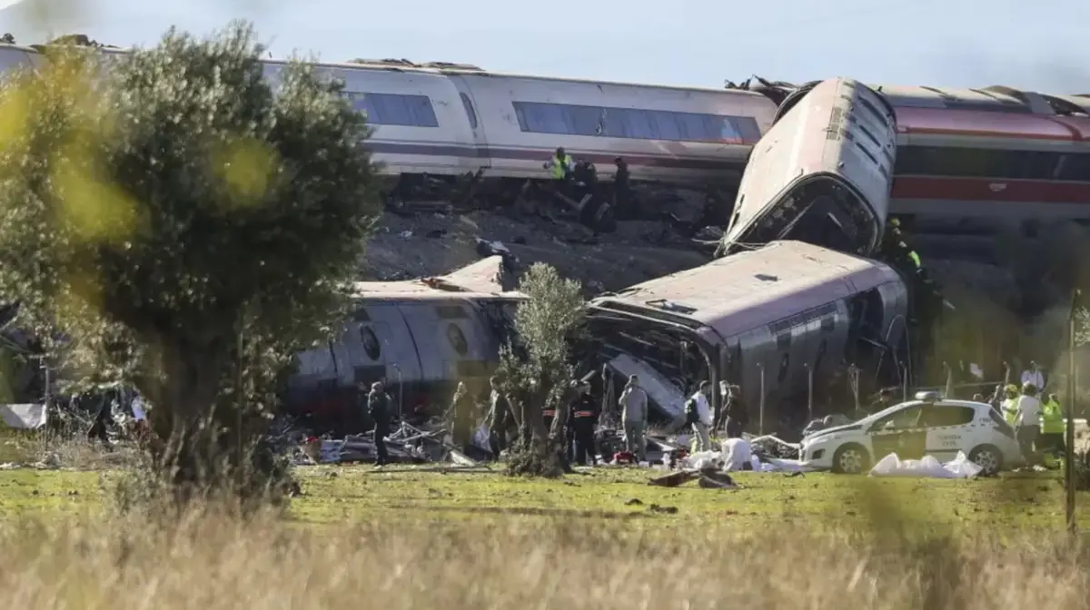 Tragedia ferroviaria en España: chocaron dos trenes de alta velocidad y reportan al menos 30 muertos
