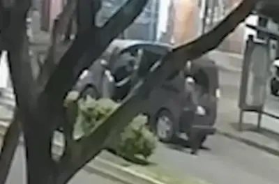 “Bajate porque te mato”: frenó en un semáforo y le robaron la camioneta